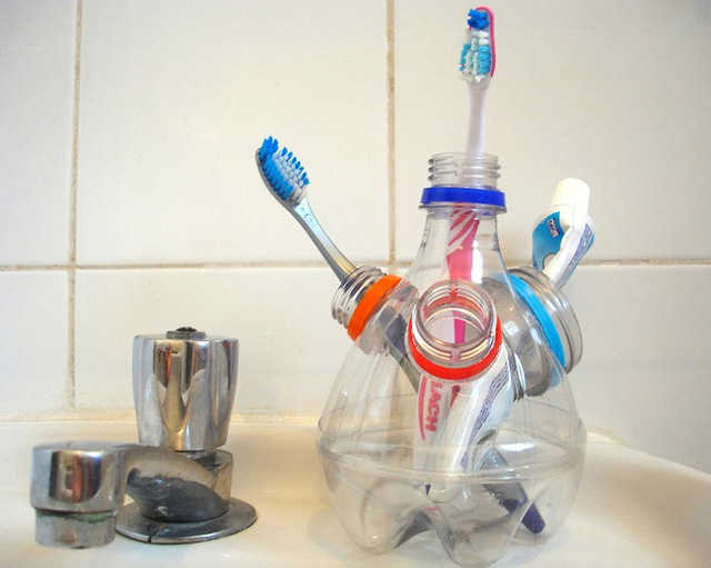Chai nhựa được làm đồ đựng bàn chải đánh răng