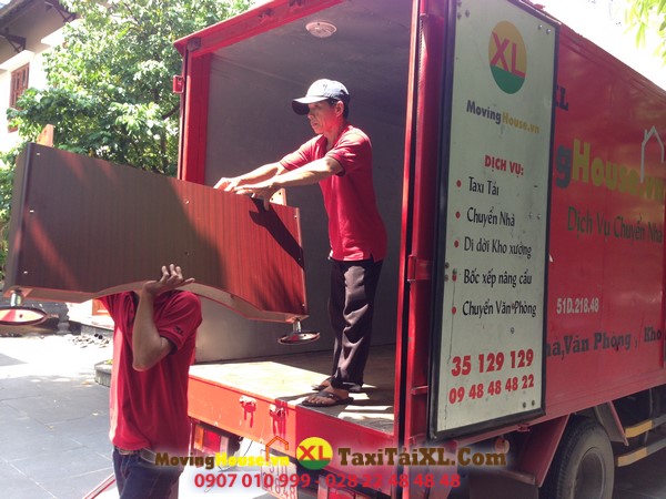 nhân viên Xá Lợi Movinghouse đang chuyển các vật dụng lên xe tải