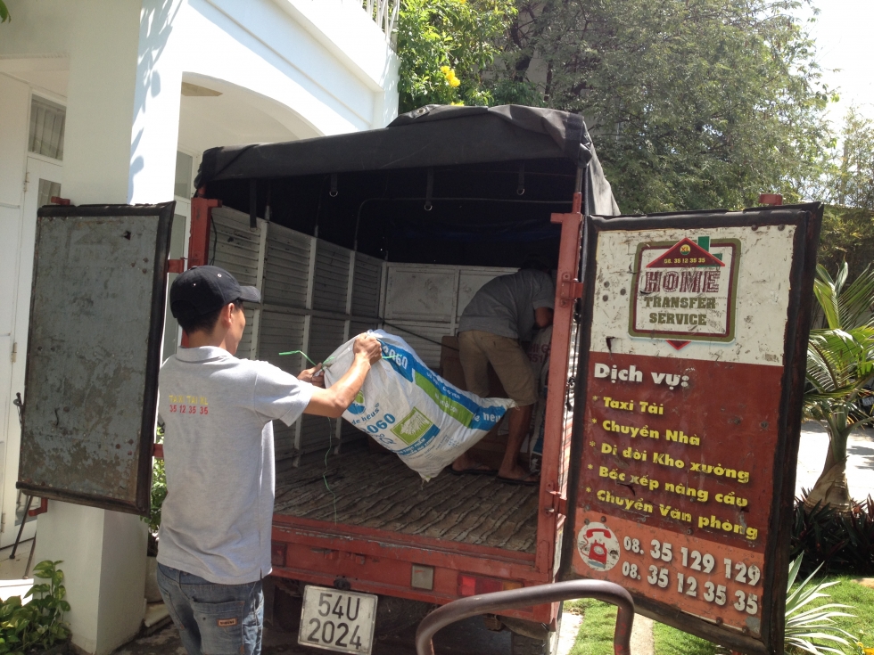 Nhân viên dịch vụ chuyển nhà Sài Gòn công ty Xá Lợi hỗ trợ khách hàng bốc xếp đồ đạc