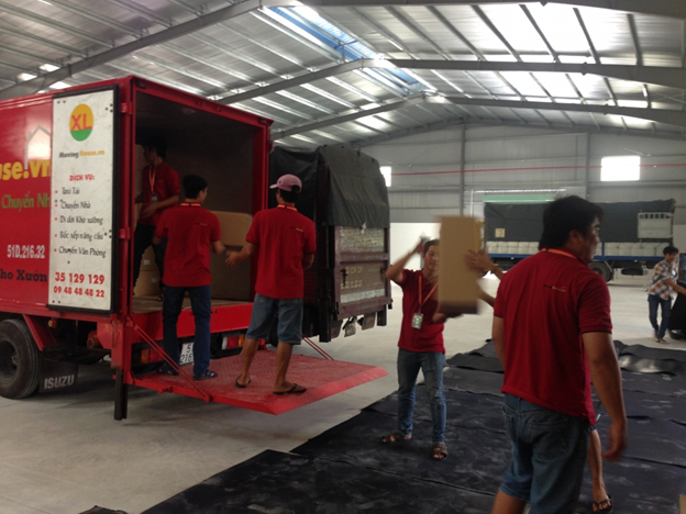 Đội ngũ nhân viên vận chuyển nhà Xá Lợi sử dụng xe tải 500kg