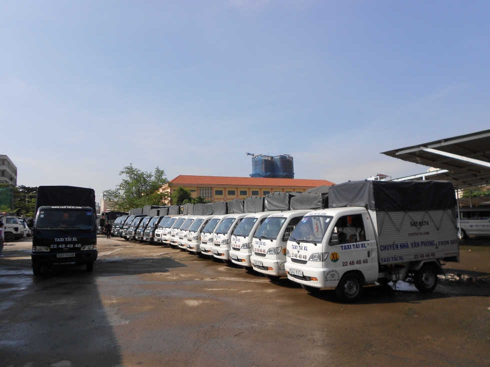 Các taxi tải Xá Lợi Movinghouse trong bãi đỗ