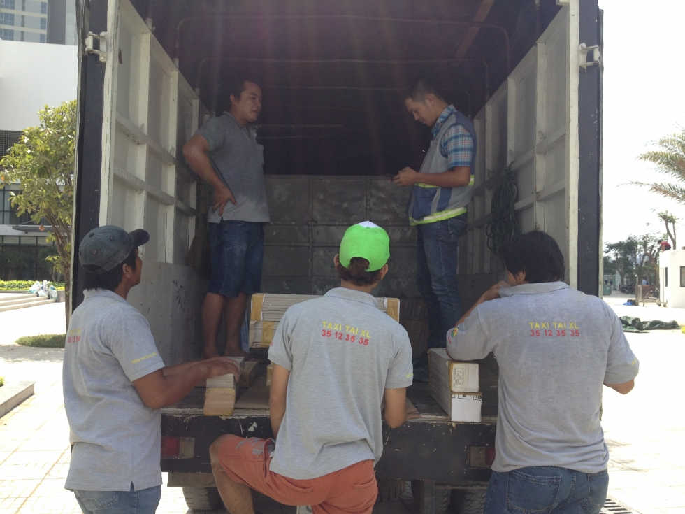Các nhân viên Movinghouse đang chuyển nhà cho khách tại quận Tân Phú