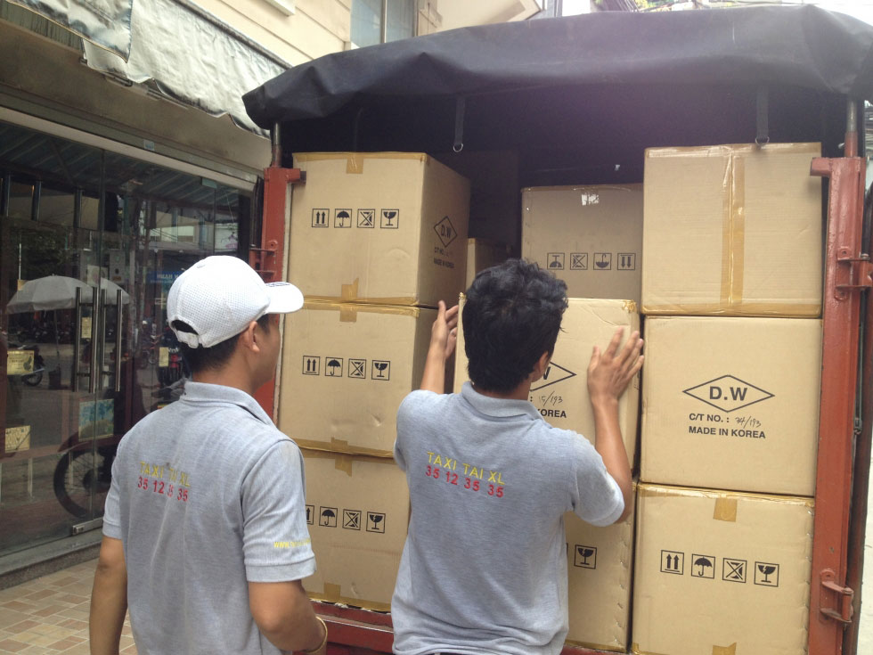 Nhân viên MovingHouse thực hiện công tác chuyển dọn nhà