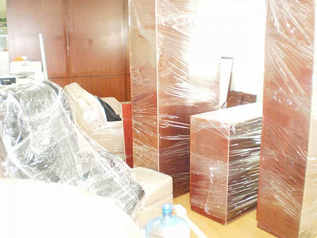 đồ đạc sau khi được đóng gói và bọc nilong