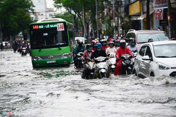 Đường phố quận 1 bị ngập nước những ngày mưa tại TPHCM