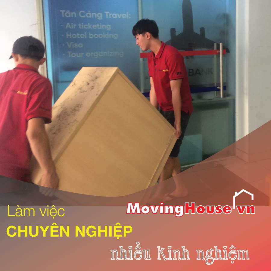 2 nhân viên công ty Xá Lợi đang bưng vật dụng