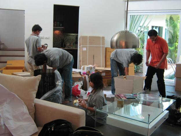 nhân sự của công ty chuyển nhà Movinghouse đang hỗ trợ chuyển nhà