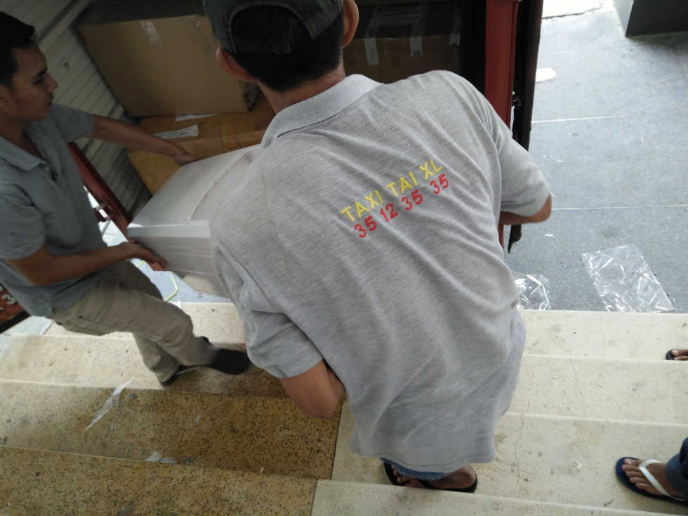 Các nhân viên Movinghouse đang vận chuyểnn trang thiết bị đã được đóng gói lên xe tải