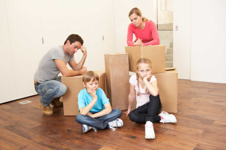 các thành viên trong gia đình đang đóng gói đồ đạc
