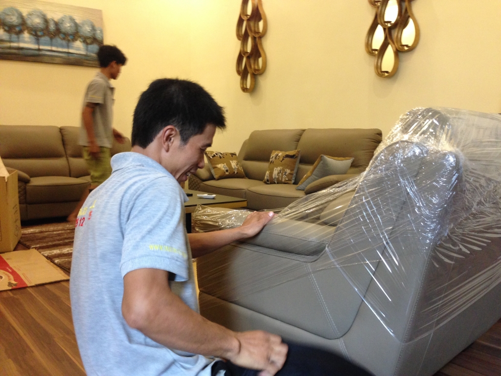 Nhân viên dịch vụ chuyển nhà chuyên nghiệp Xá Lợi đang bọc ghế sofa