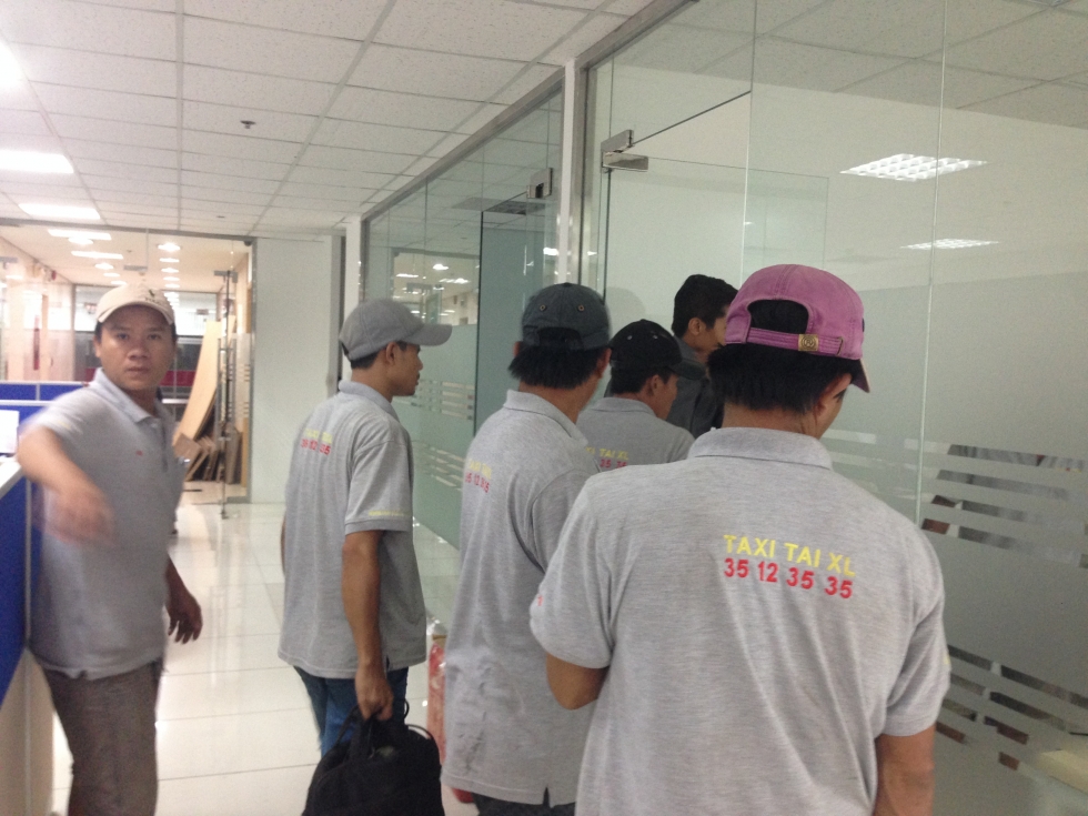 Đội ngũ nhân viên công ty chuyển nhà trọn gói Xá Lợi đang chuyển nhà văn phòng cho khách