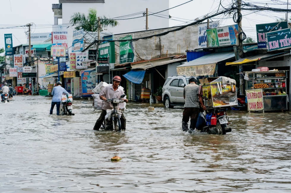 Trời mưa ngập lụt gây khó khăn khi chuyển nhà
