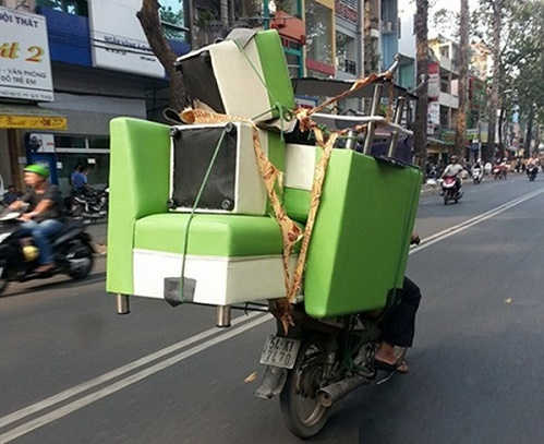 Một người đang tự vận chuyển nhà bằng xe máy