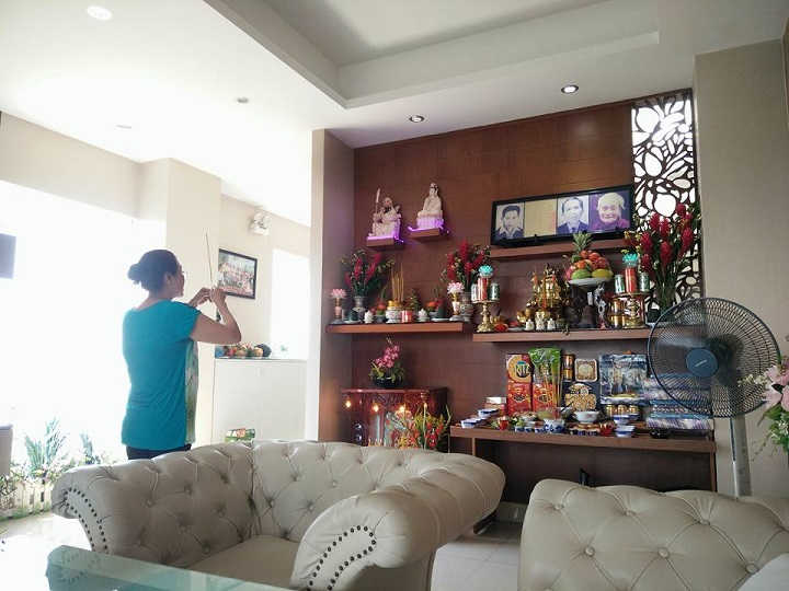 gia chủ đang cúng bái tổ tiên