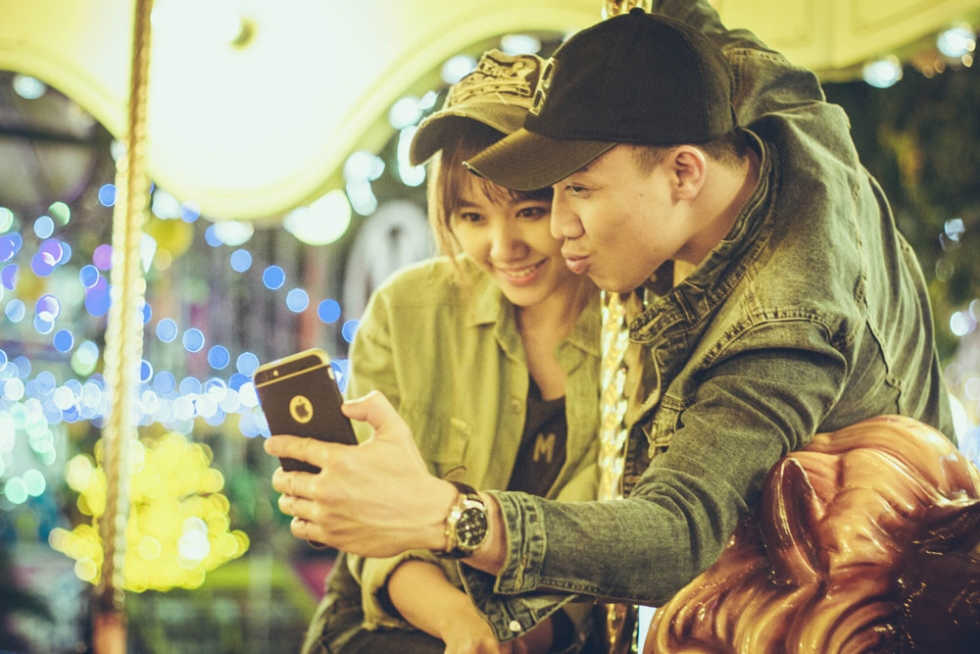 Trấn Thành vùng Hari won đang chụp ảnh