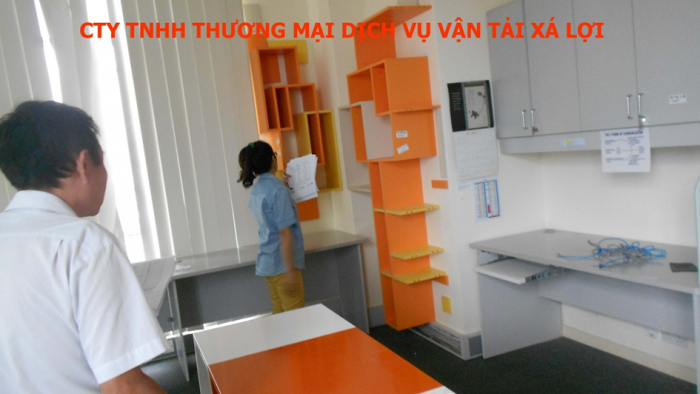 Nhân viên Xá Lợi đang thống kê các vật dụng trước khi chuyển nhà