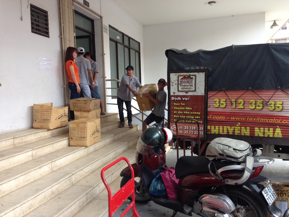 Nhân viên dịch vụ chuyển nhà Xá Lợi hỗ trợ các bạn sinh viên chuyển nhà tại Gò Vấp