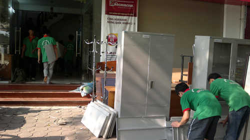 Nhân viên của các công ty chuyển nhà hỗ trợ các bạn sinh viên