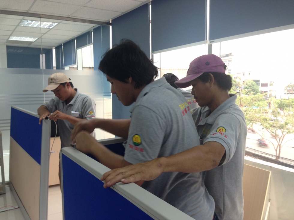 Nhân viên dịch vụ vận chuyển văn phòng trọn gói tại công ty Xá Lợi TPHCM