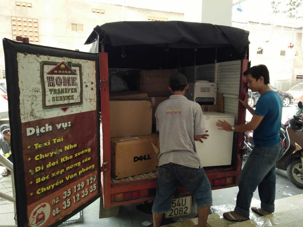 Nhân viên dịch vụ chuyển nhà hỗ trợ bốc xếp khi dử dụng dịch vụ