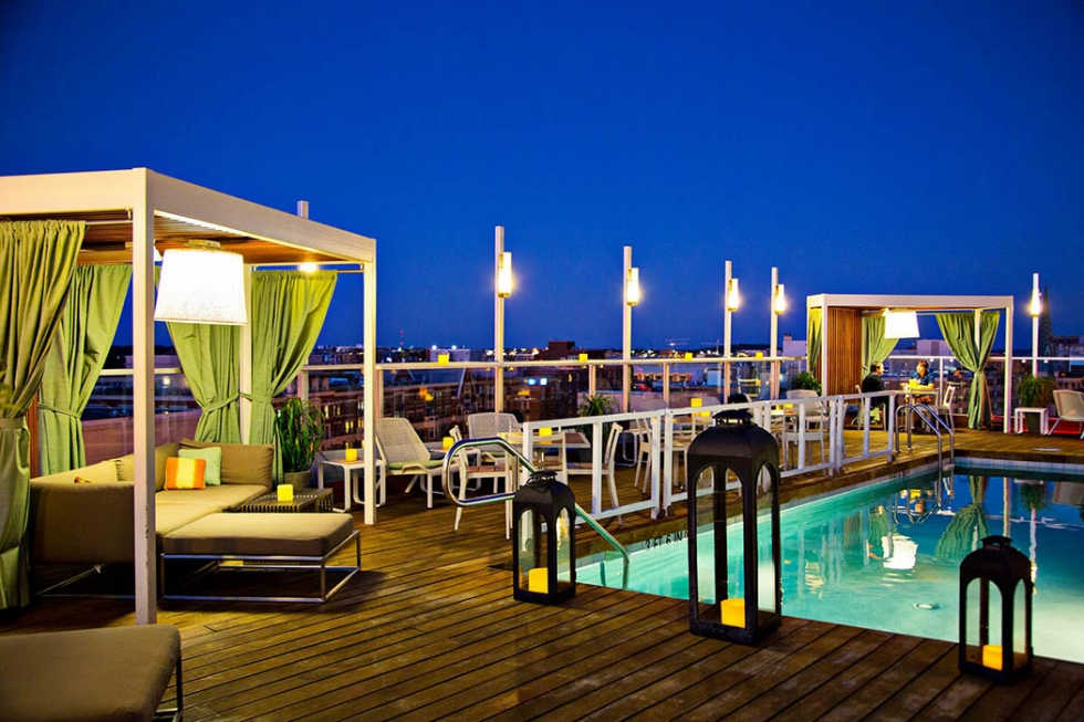 bể bơi tại Rooftop Pool Bar Sài Gòn