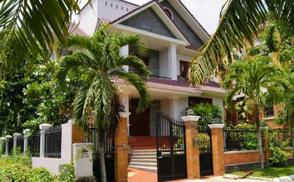 Trồng cây trước cổng nhà