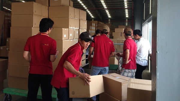 Nhân viên công ty vận tải Xá Lợi Movinghouse đang bốc xếp đồ vận chuyển nhà cho khách tại quận 1 TPHCM