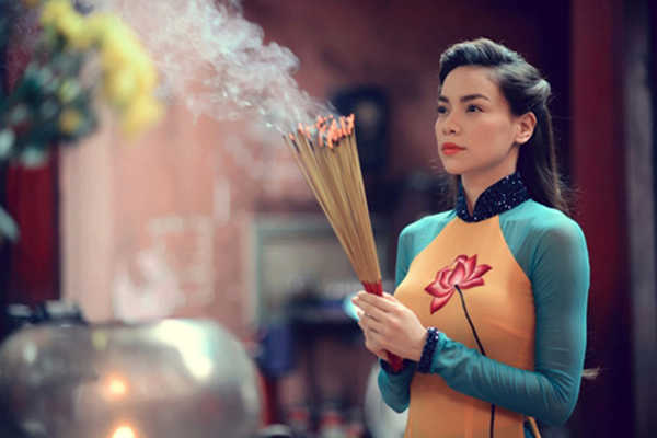 Trước khi đi xem ngày tốt chuyển nhà, nên thắp hương tỏ lòng thành kính thần linh, thổ công