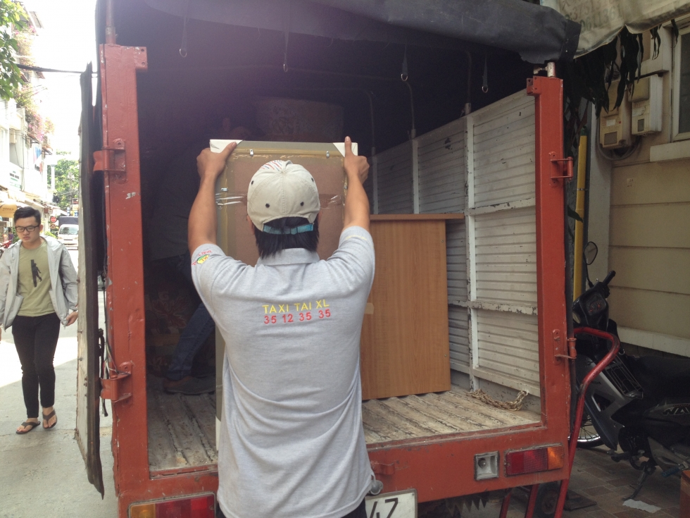 nhân viên Xá Lợi Movinghouse đang chuyển các vật dụng lên xe tải