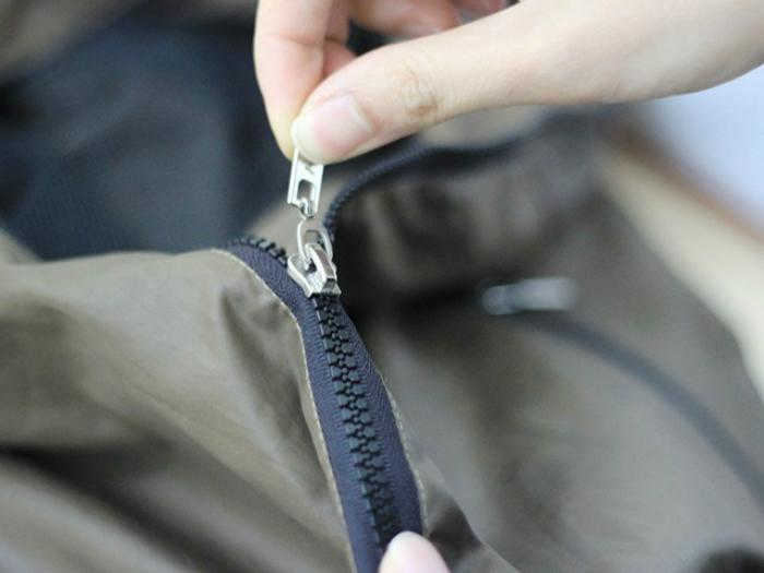 Chú ý kéo khóa áo lên trước khi đưa vào máy giặt