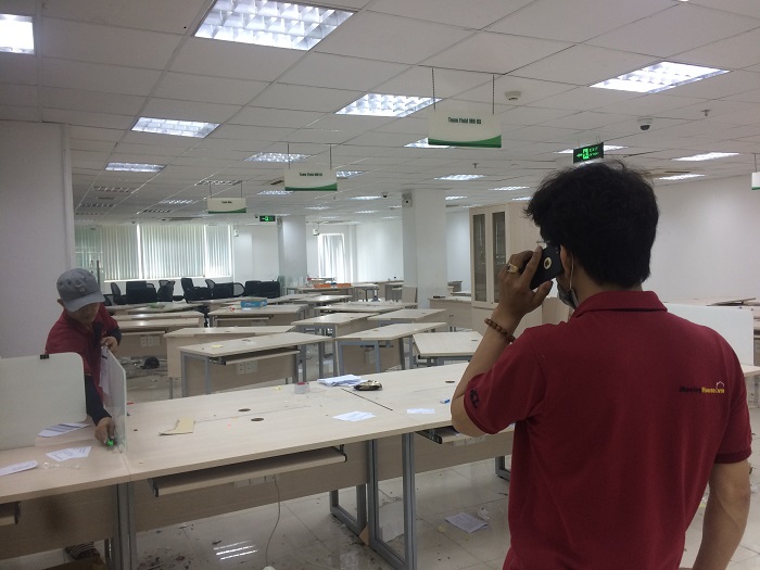 nhân viên Xá Lợi Movinghouse đang gọi điện thoại