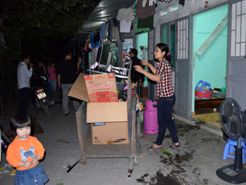 Sinh viên đang thu dọn đồ đạc
