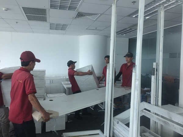 Nhân viên Movinghouse đang vận chuyển đồ tại văn phòng