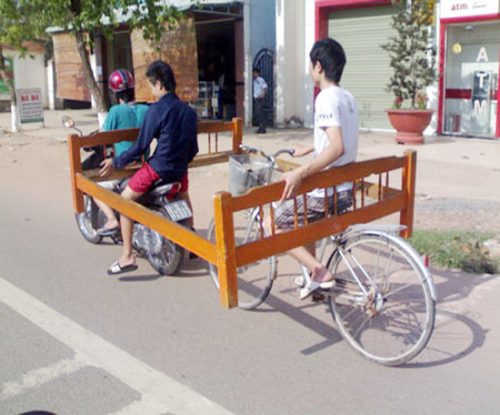 Vận chuyển khung giường bằng xe máy kéo xe đạp