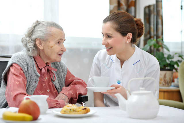 Dù bận rộn cũng đừng quên chăm sóc người cao tuổi