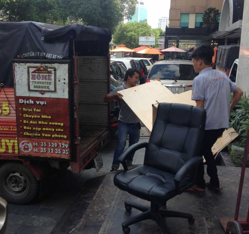 Nhân viên dịch vụ taxi tải Xá Lợi đang phục vụ khách hàng tại TPHCM