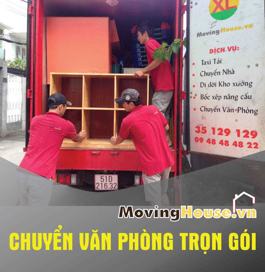 nhân viên Movinghouse đang chuyển các vật dụng lên xe tải