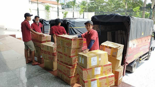 nhân viên Xá Lợi đang chuyển hàng hóa