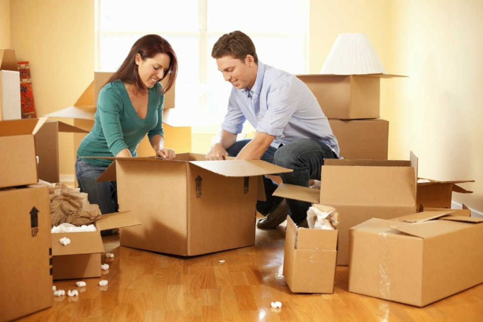 2 người đang đóng gói đồ đạc