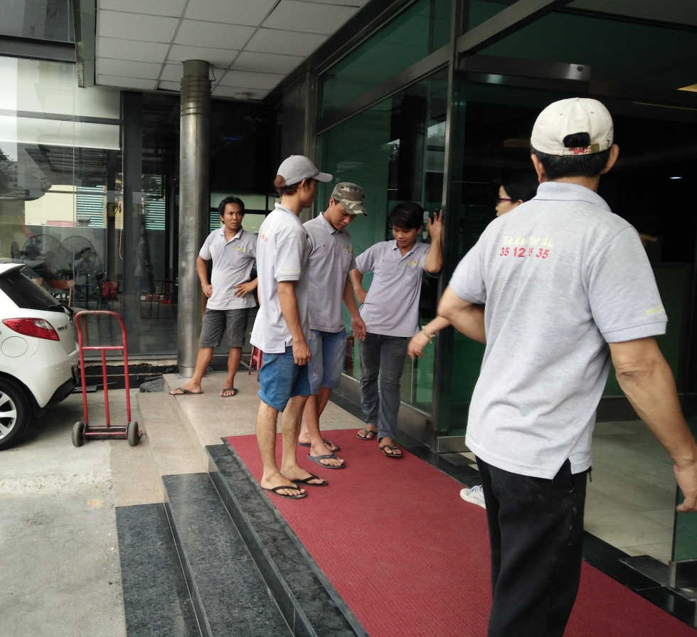 Nhân viên dịch vụ vận chuyển nhà Xá Lợi TPHCM