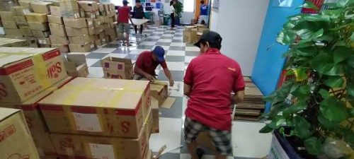Nhân viên Xá Lợi Movinghouse đang xếp đồ đạc của khách vào thùng carton