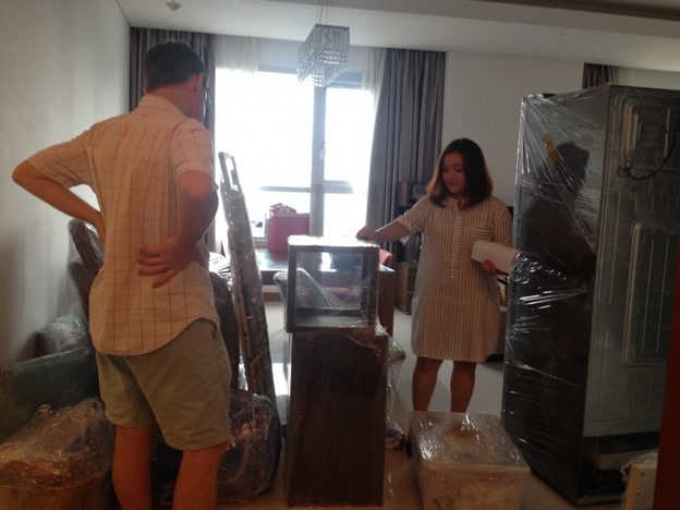 Nhân viên Movinghouse đang khảo sát nhà khách để lên kế hoạch vận chuyển