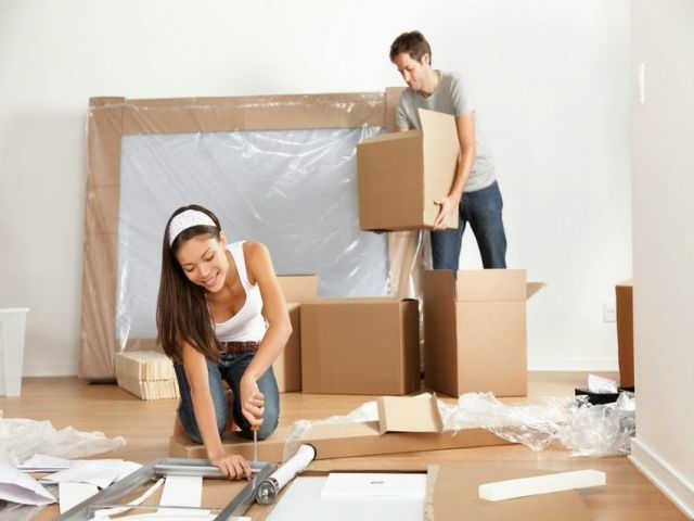 Một gia đình đang sắp xếp đồ chuẩn bị chuyển nhà