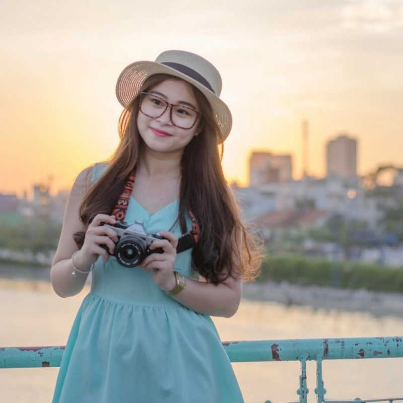 cố gái cùng máy ảnh