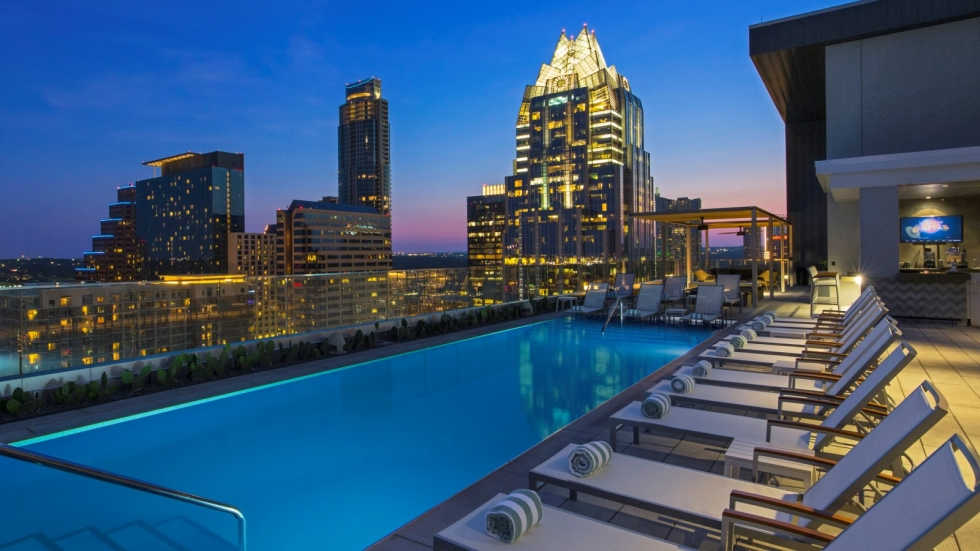 khung cảnh ban đêm tại Rooftop Pool Bar Sài Gòn