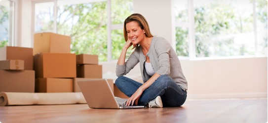 Người phụ nữ đang làm việc với máy tính