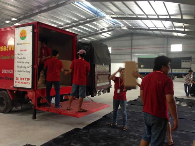 Nhân viên của công ty dịch vụ chuyển nhà trọn gói Xá Lợi đang chuyển nhà cho khách hàng