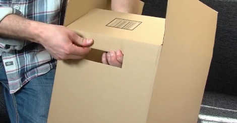 khoét hai cạnh của thùng carton làm tay cầm