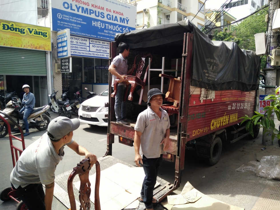 Đội ngũ nhân viên dịch vụ chuyển nhà Xá Lợi đang chuyển bàn ghế lên xe tải