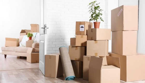 Đồ đạc đã được đóng gói cần thận chuẩn bị chuyển sang nhà mới